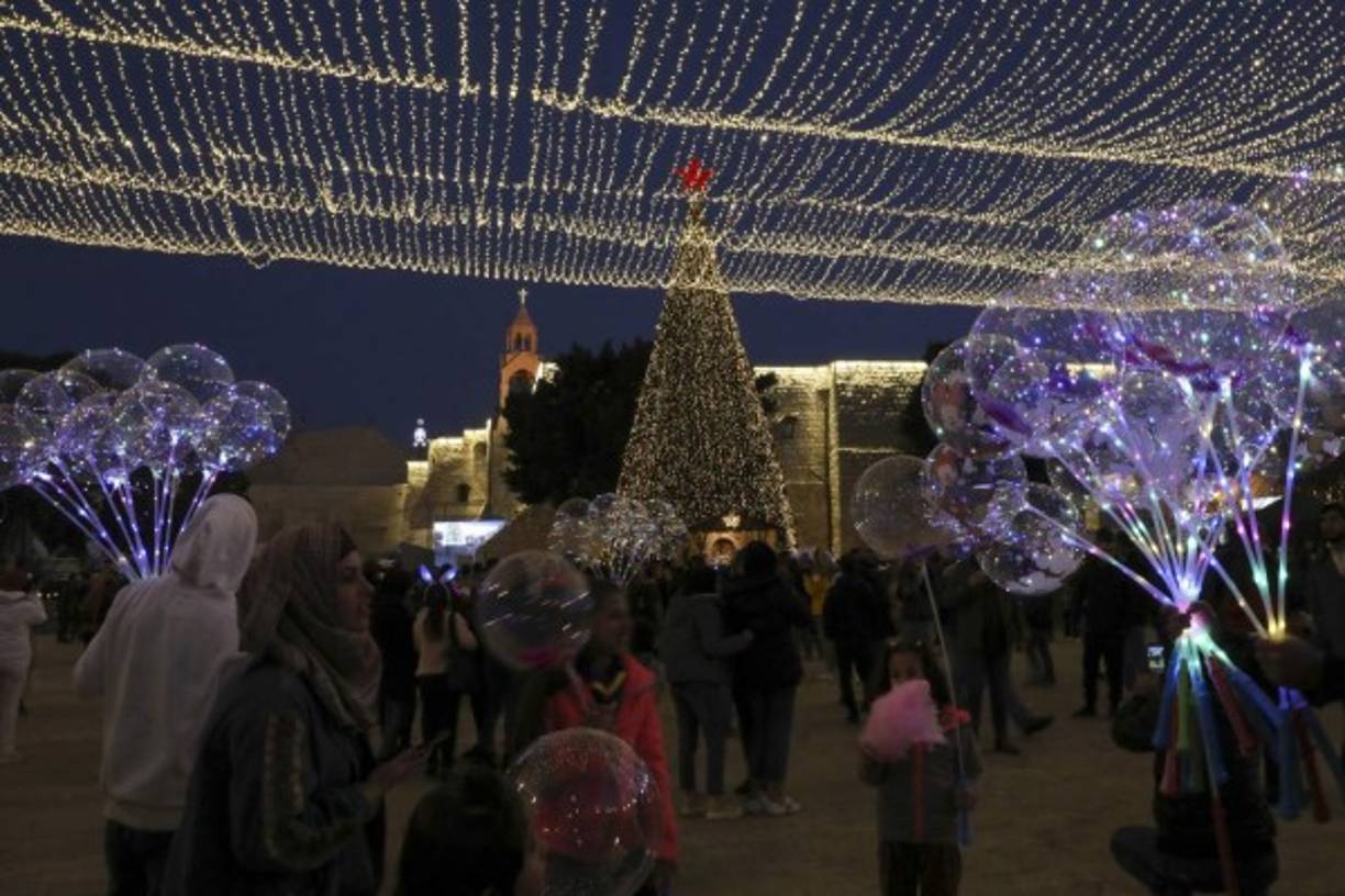 Turistas y peregrinos visitan la Plaza del Pesebre frente a la Iglesia de la Natividad en la bíblica ciudad de Belén.