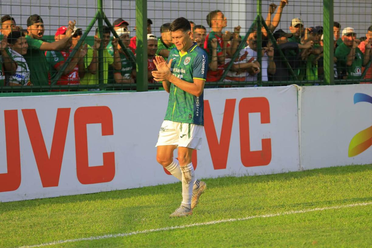 Francisco Martínez fue reemplazado y la afición del Marathón lo despidió con aplausos. Es uno de los jugadores más queridos por los aficionados.