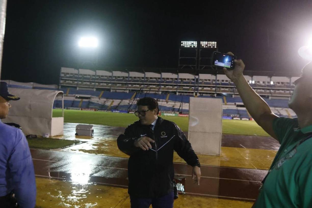 Pero....justo cuando terminó el primer tiempo, se volvió a ir la energía (9:30 PM) y el partido se reanudó hasta las 11:17 PM.