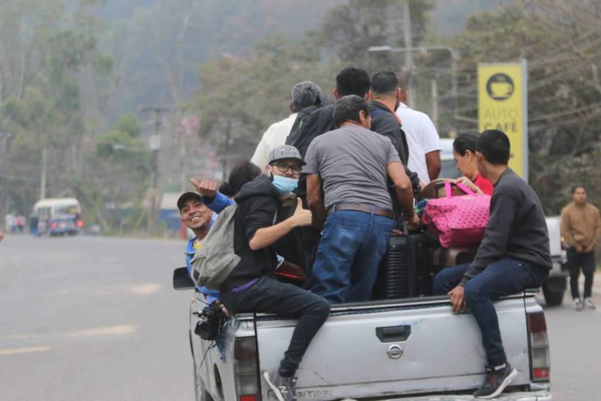 Cientos de capitalinos se vieron obligados a caminar o pedir jalón para llegar a sus lugares de trabajo o estudio.