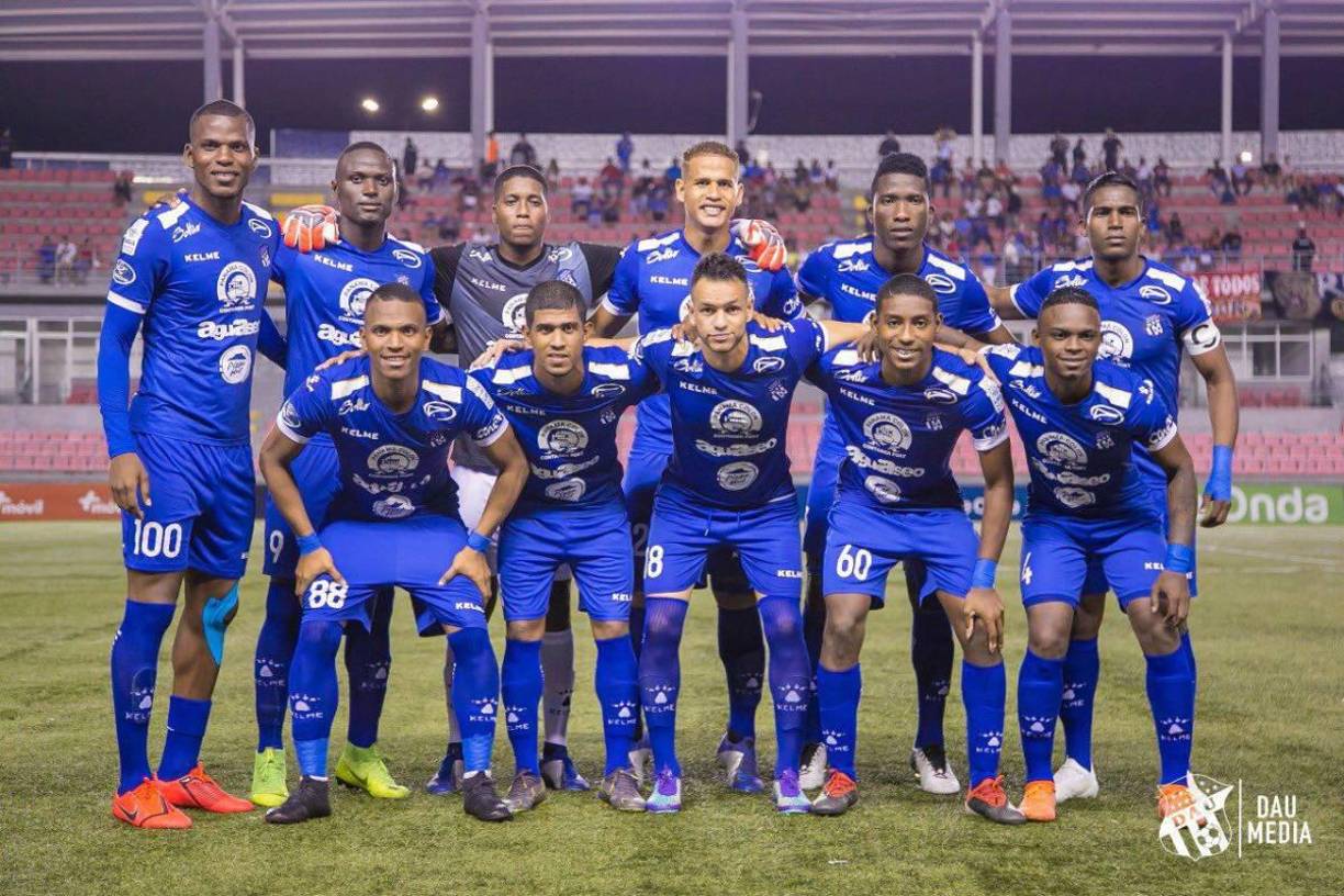 Árabe Unido (Panamá): 15 títulos. 