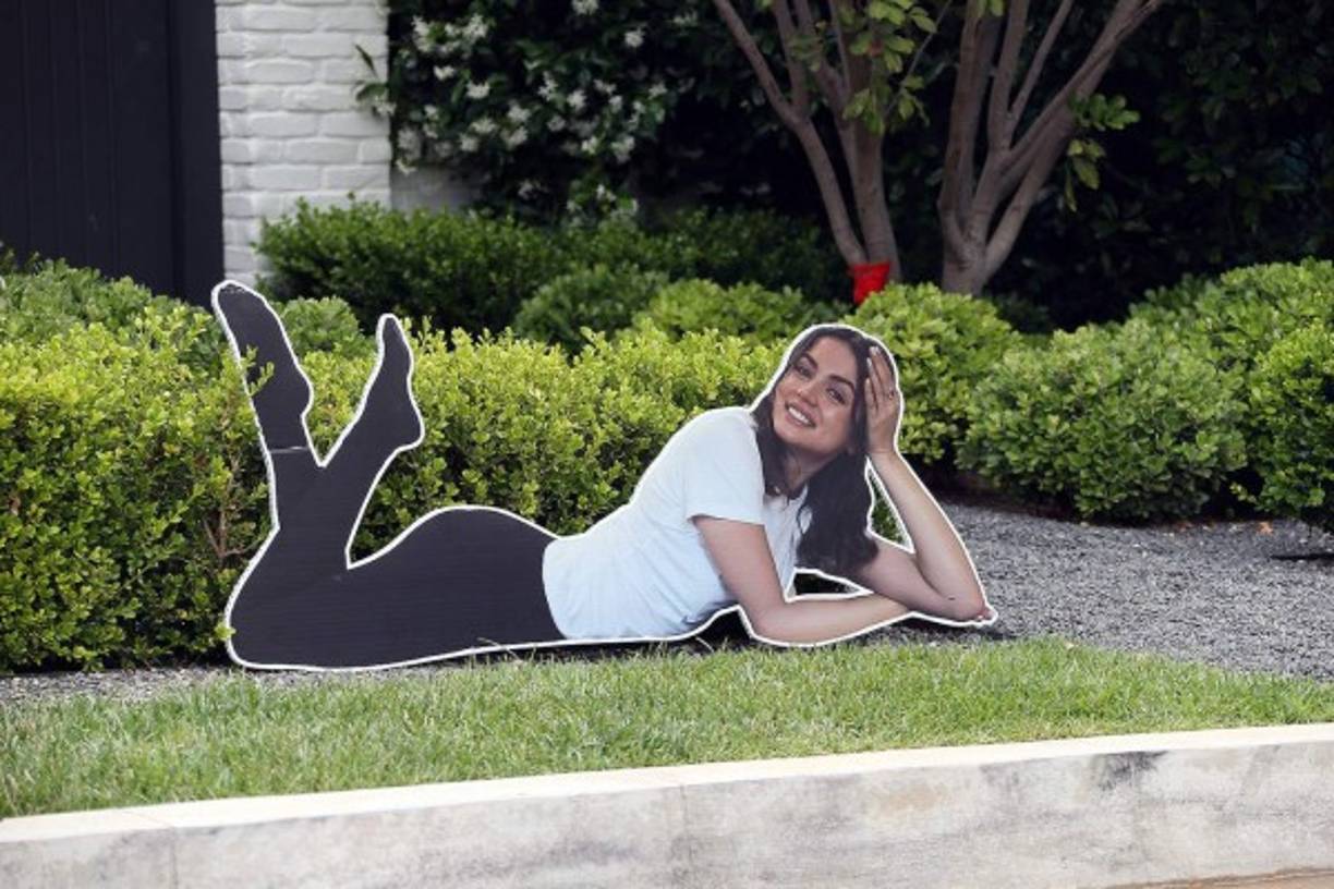 El protagonista de “Armagedón” colocó la enorme foto afuera de su residencia para que fuera retirada y luego lanzada a la basura.