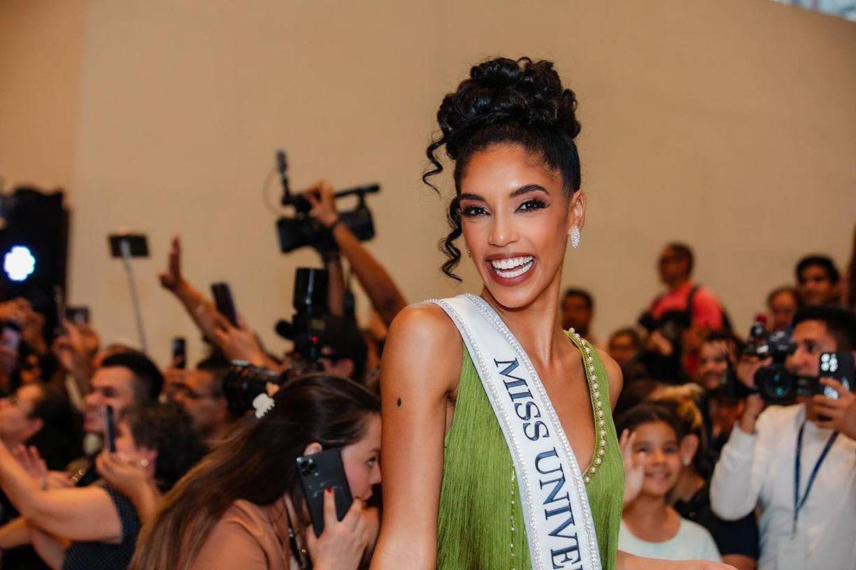 ¿Cómo puede ver en directo la gala final del concurso el 18 de noviembre? se transmitirá en el canal de Youtube de Miss Universo, asimismo, Telemundo Latinoamérica tiene los derechos exclusivos para la transmisión en televisión para la emisión en vivo. También el canal de cable hispano de entretenimiento Universo, el servicio de streaming Peacock y la aplicación de Telemundo. En Honduras, usted podrá ver todos los detalles del certamen y la gran final a través de Canal 11 y las redes sociales de Diario LA PRENSA. 