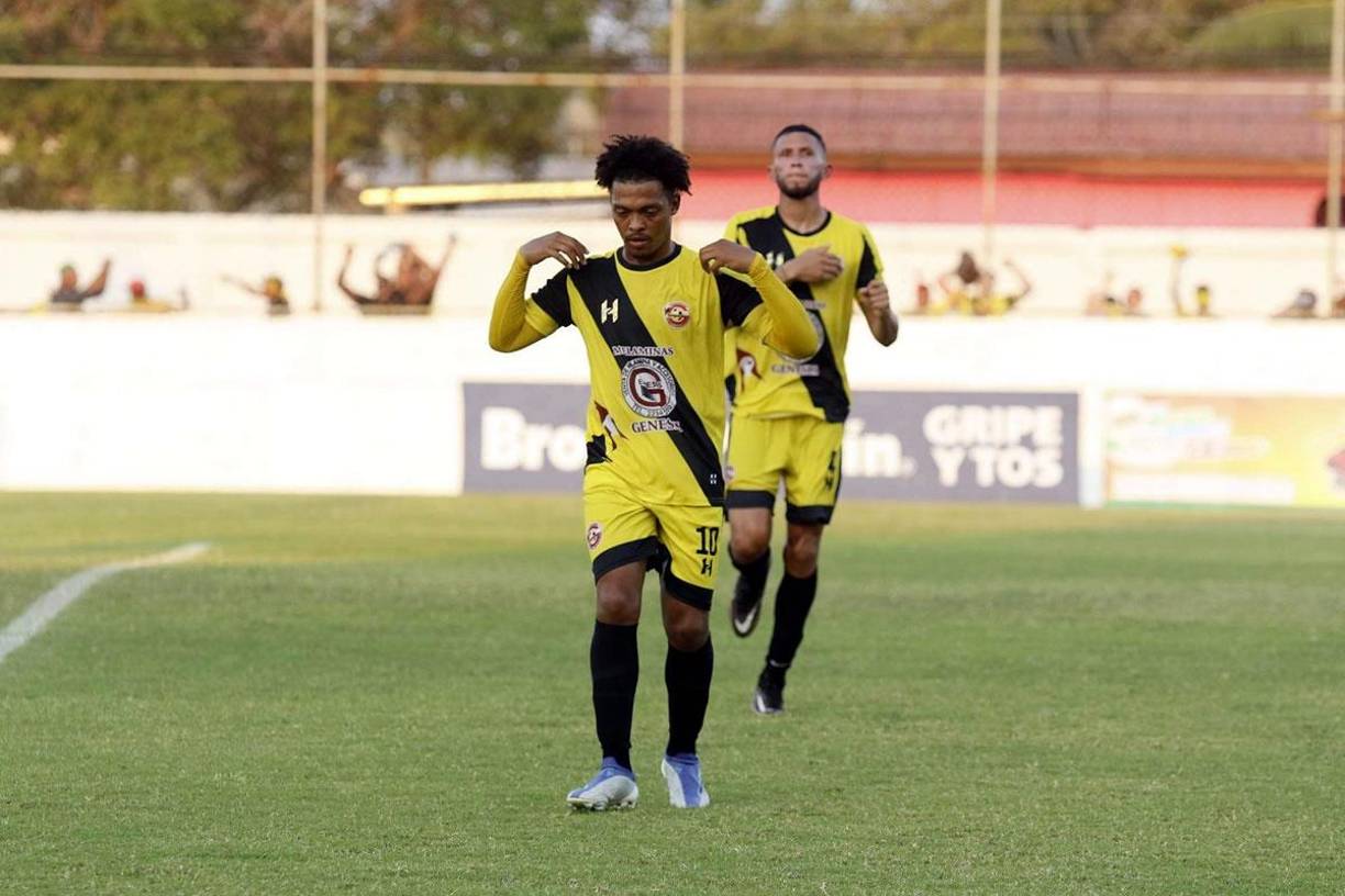 Así celebró Víctor Moncada su gol de penal que mandó el partido a los penales.