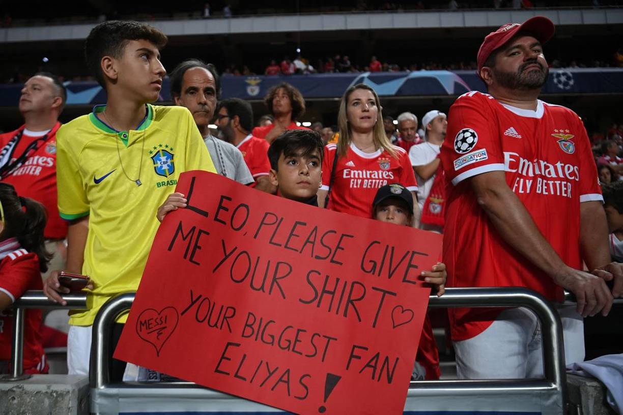 Este pequeño aficionado del Benfica llegó al estadio Da Luz con una pancarta para pedirle la camiseta a Messi.