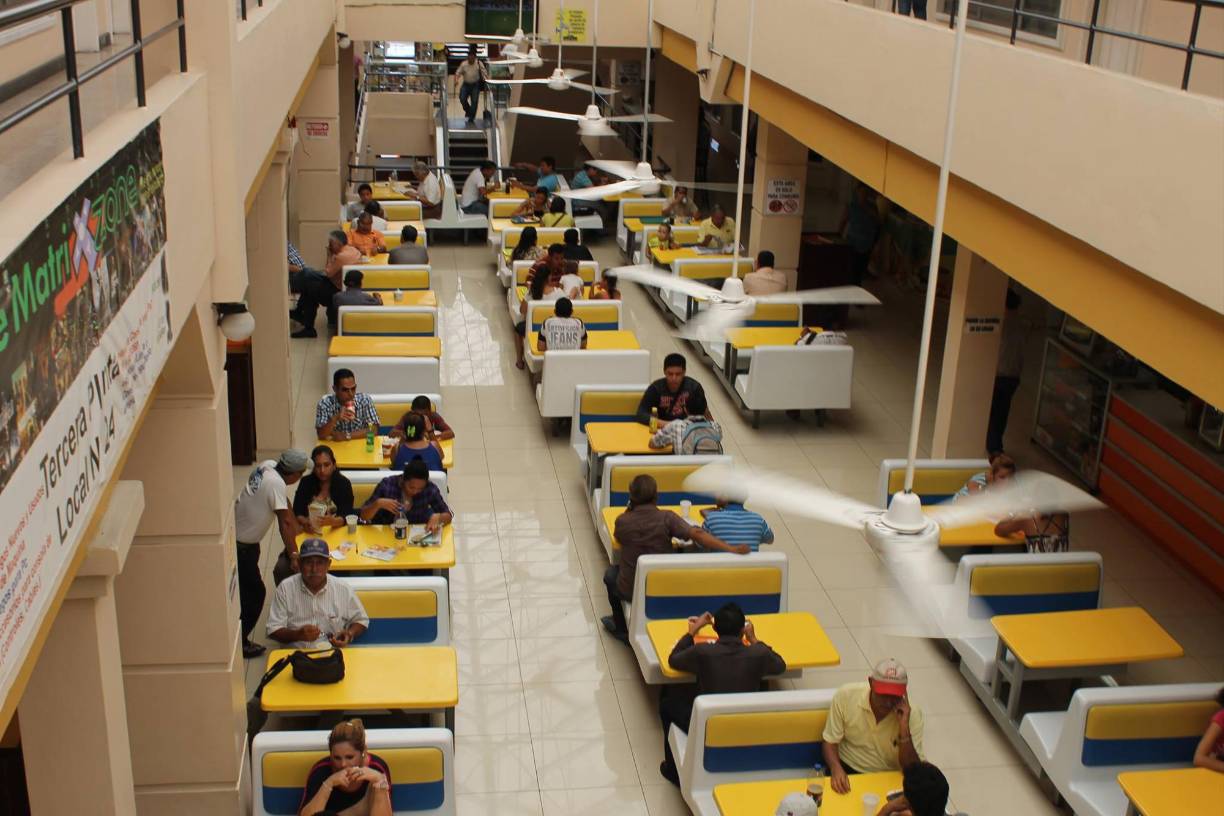 El área de comida fue una de las novedades del centro comercial tras su remodelación. Diferentes restaurante reunidos en un solo lugar, lo cual era una gran opción para la familia. 