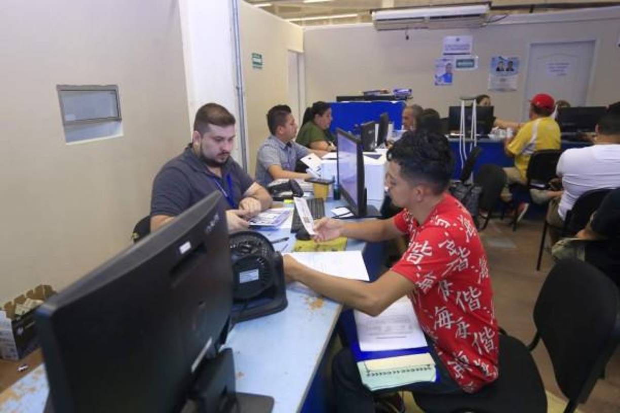 La amnistía vehicular otorga el beneficio a los hondureños que están en mora o que no hayan cumplido con sus obligaciones formales y materiales con el Estado de Honduras para el período fiscal 2023 hacia atrás.