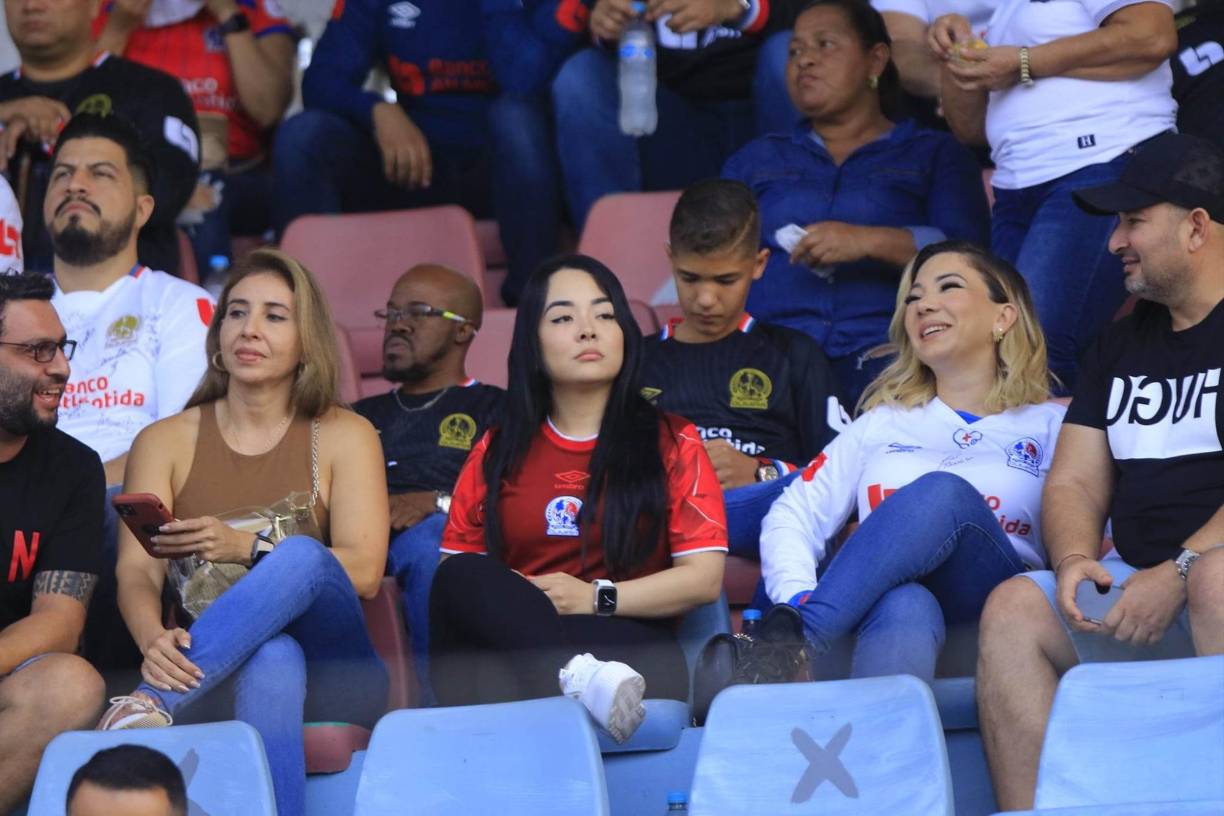 Hermosas olimpistas enamoran en las graderías del estadio Municipal Ceibeño.