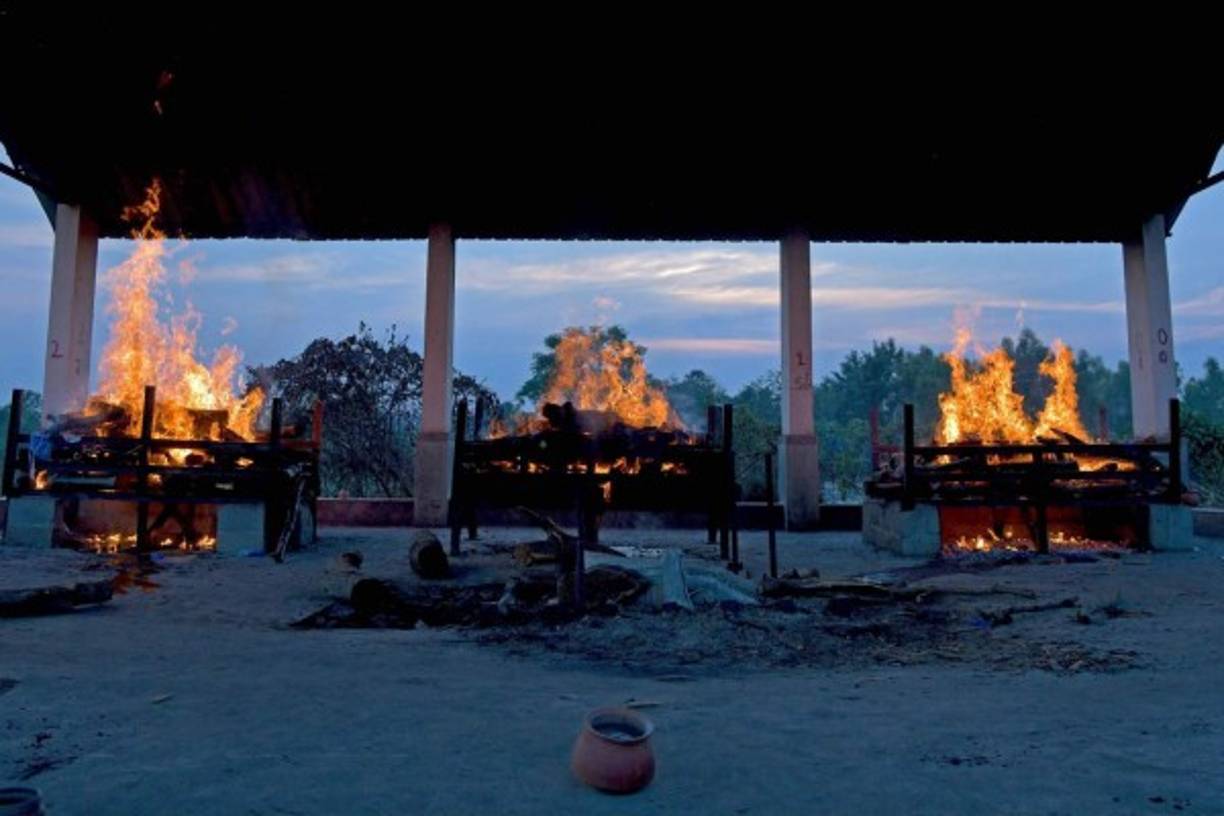 La carga de trabajo de los sepultureros ha aumentado espectacularmente en las últimas semanas en India, donde la población de 1.300 millones de personas se ve afectada por una segunda ola epidémica de coronavirus.