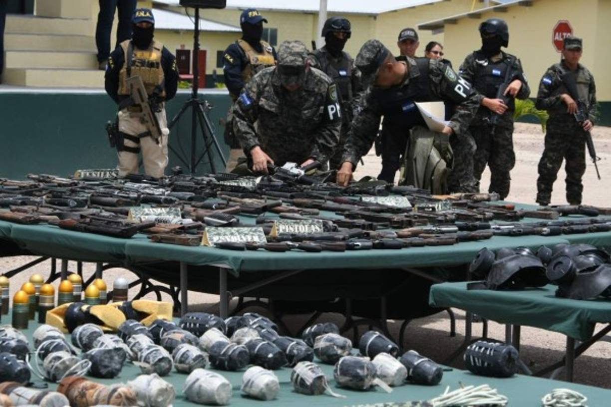 El hallazgo fue dado a conocer en una rueda de prensa con la presencia del presidente Juan Orlando Hernández, en la que mostraron el armamento. AFP