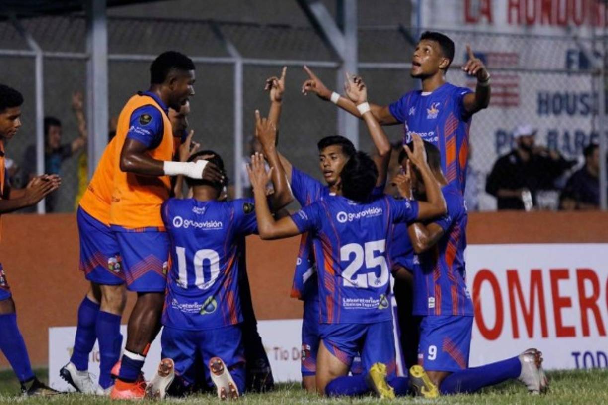 La celebración de los jugadores de la UPN tras el gol de Víctor Moncada.