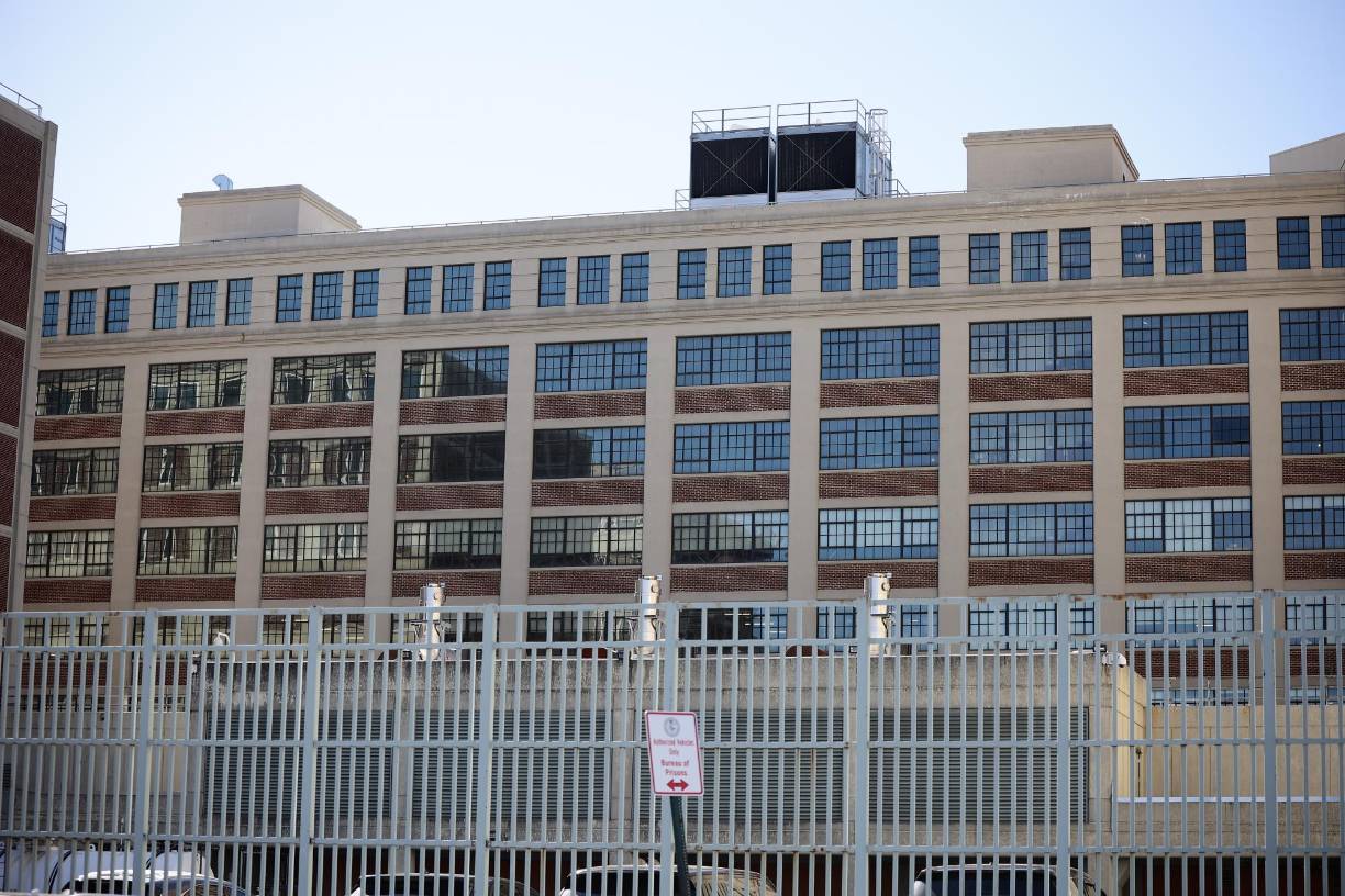 La comunicación electrónica ha adquirido una posición central como método estándar en las interacciones dentro de la institución correccional. A través de la aplicación Trust Fund Limited Inmate Computer System (TRULINCS) se facilita un intercambio seguro de mensajes electrónicos entre los reclusos y el público en general. Este sistema no solo agiliza la comunicación, sino que también garantiza la confidencialidad y la seguridad en el flujo de información, consolidándose como una plataforma eficiente y segura para la correspondencia electrónica en este entorno correccional.Este servicio no se financia con los fondos de los contribuyentes, sino que se sostiene íntegramente a través del Fondo Fiduciario de Reclusos. Este fondo se nutre de los ingresos generados por las compras en la comisaría, los servicios telefónicos y las tarifas abonadas por los reclusos al utilizar TRULINCS. Hernández Alvarado, al igual que el resto, debe recibir aprobación para acceder al sistema, y para comunicarse con alguien a través de TRULINCS se requiere el consentimiento expreso de ambas partes. El acceso de los reclusos a TRULINCS está sujeto a un control estricto, y no se les concede acceso a Internet como parte de estas medidas de seguridad y regulación.