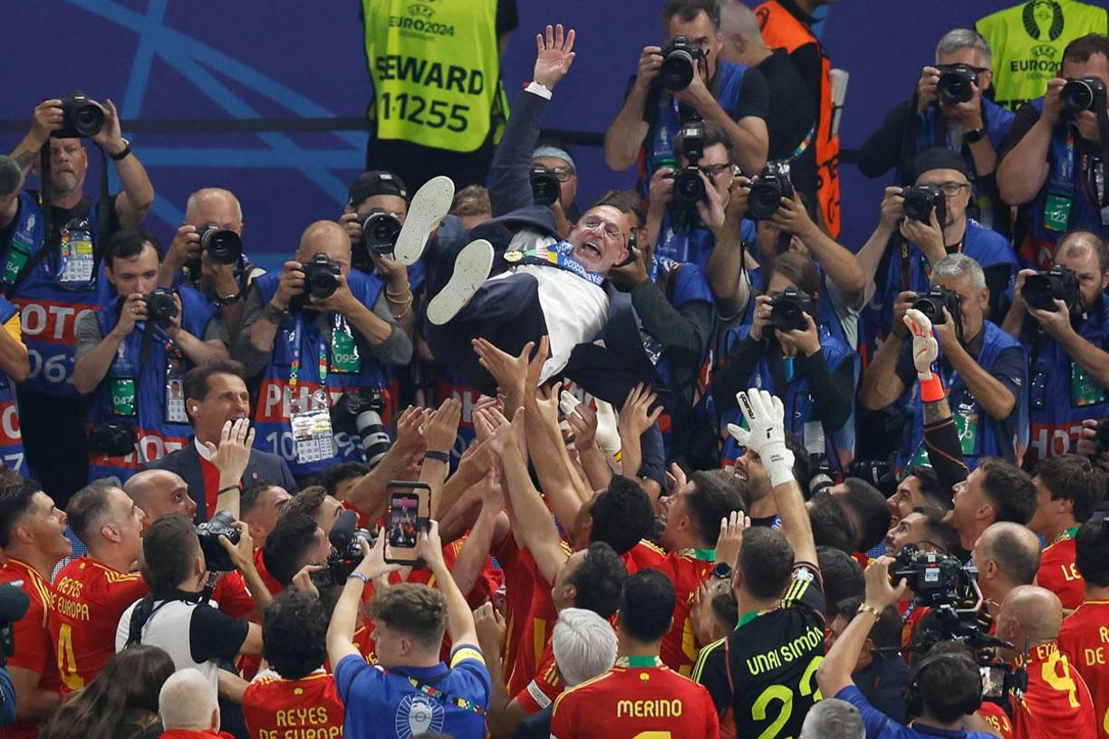 Luis de la Fuente es manteado por sus jugadores en la celebración del título de la Eurocopa 2024.