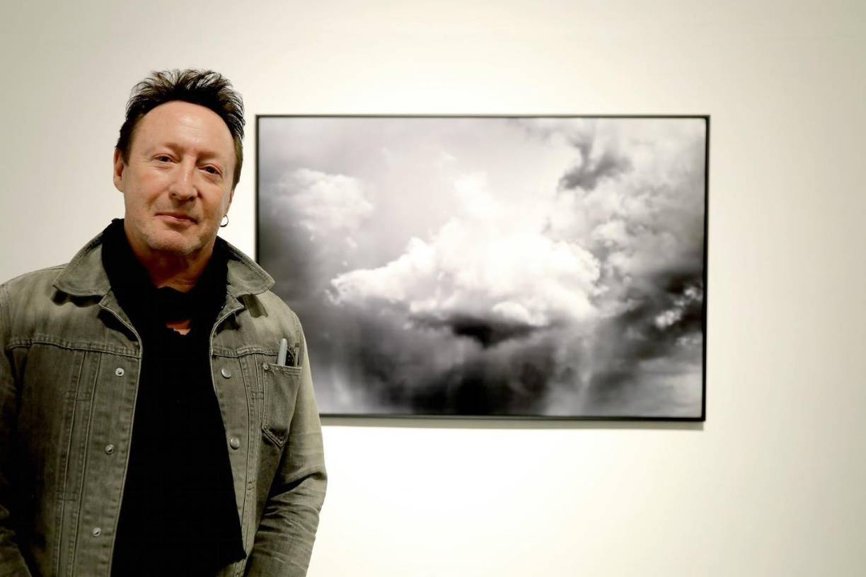 Aunque la operación fue un éxito, Lennon señaló que aún espera los resultados de la biopsia, los cuales podrían no llegar antes de las fiestas navideñas. A pesar de la incertidumbre, mostró su gratitud hacia su equipo médico: “Estoy muy agradecido con la Dra. Tess y el Dr. Tim por coordinar esta cirugía en tan poco tiempo y, con suerte, por salvar mi vida una vez más”.