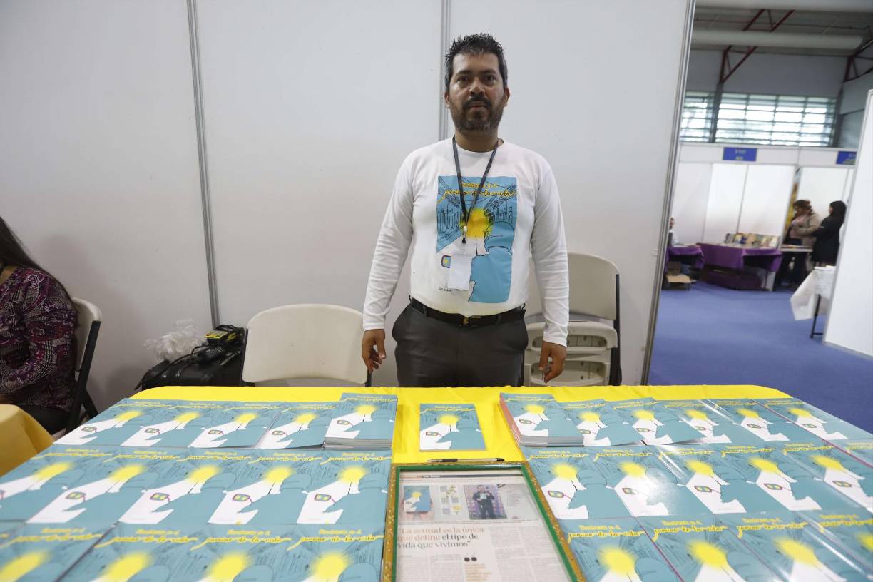 Luis Zelaya expone su obra más reciente “Enseñanzas en el camino de la vida”, la cual narra como un motociclista combina sus vivencias sobre su medio de transporte con las situaciones de la vida cotidianas, en donde hay que tomar decisiones importantes para que nos vaya bien. El libro es interactivo y con un mensaje contundente sobre los “caminos de la vida”. 