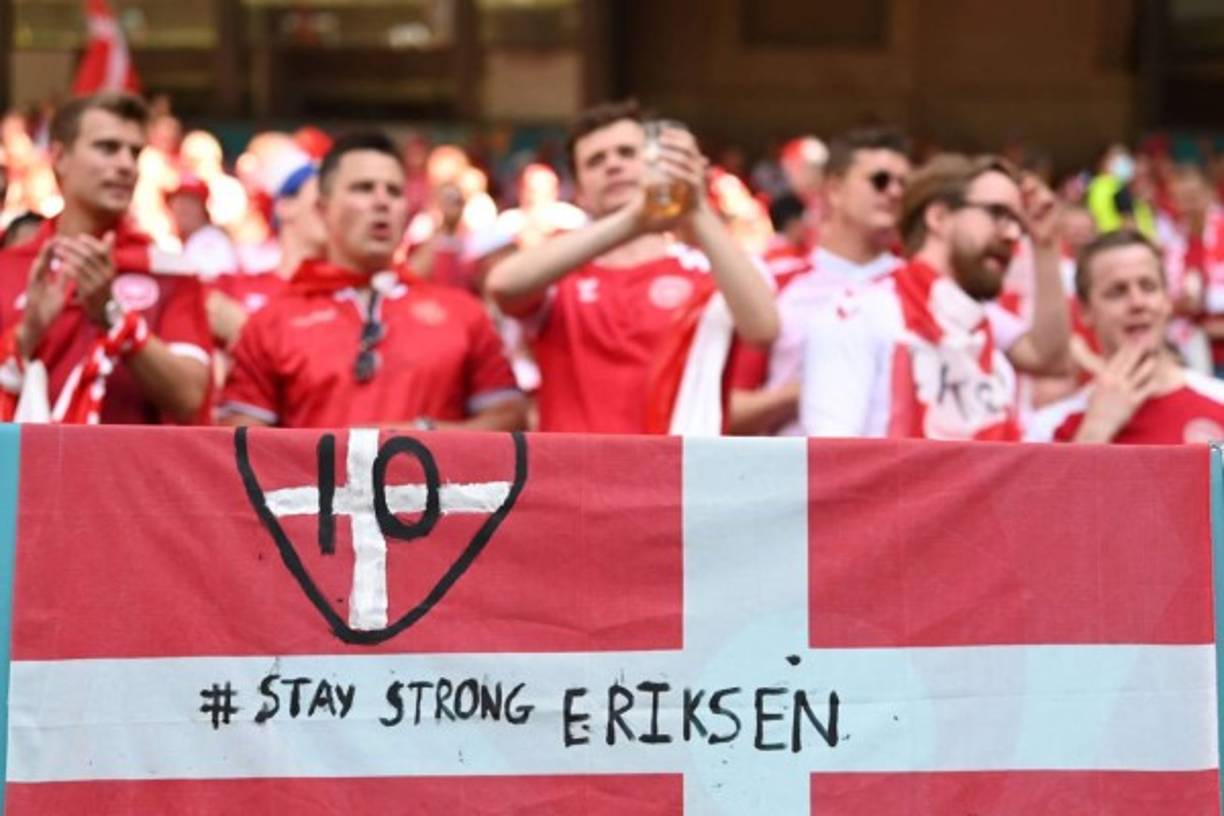 Pancartas en el Parken Stadium de Copenhague en apoyo a Christian Eriksen. <br/><br/>Foto AFP