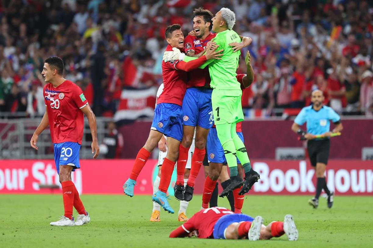 Los jugadores de Costa Rica celebrando en el campo la clasificación al Mundial de Qatar 2022.