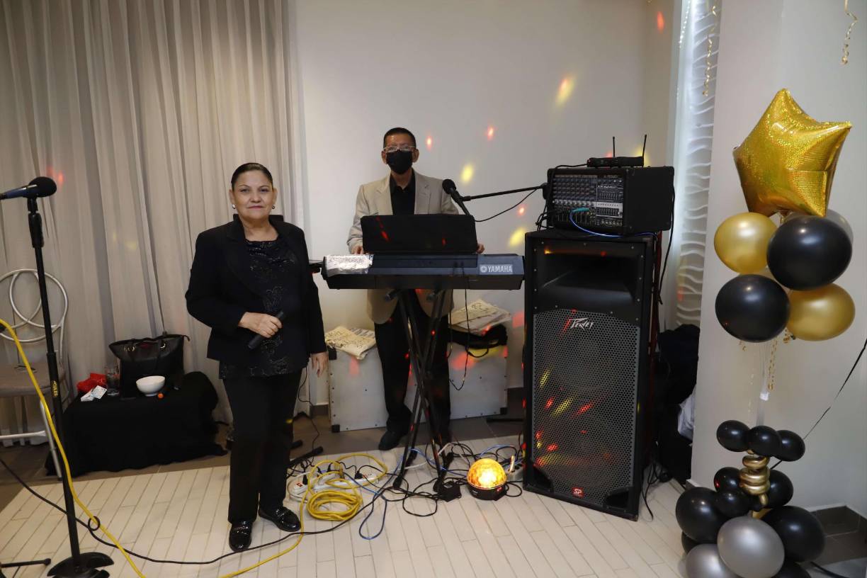 La Agrupación Tú y Yo deleitó con movidos clásicos en el festejo de las ex alumnas del Instituto Acasula Carmen Castro. 