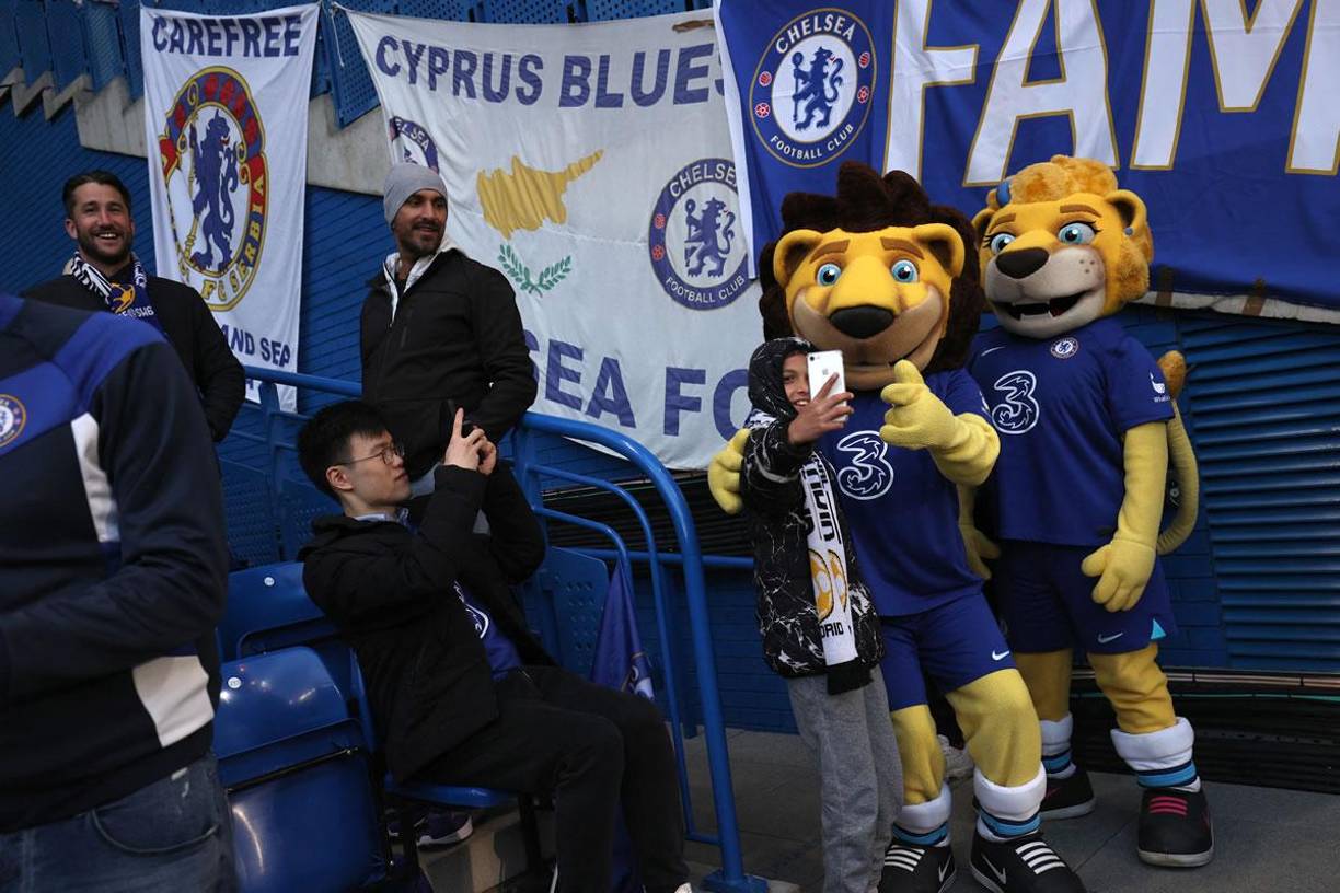 Las mascotas del Chelsea compartieron con aficionados de su equipo.