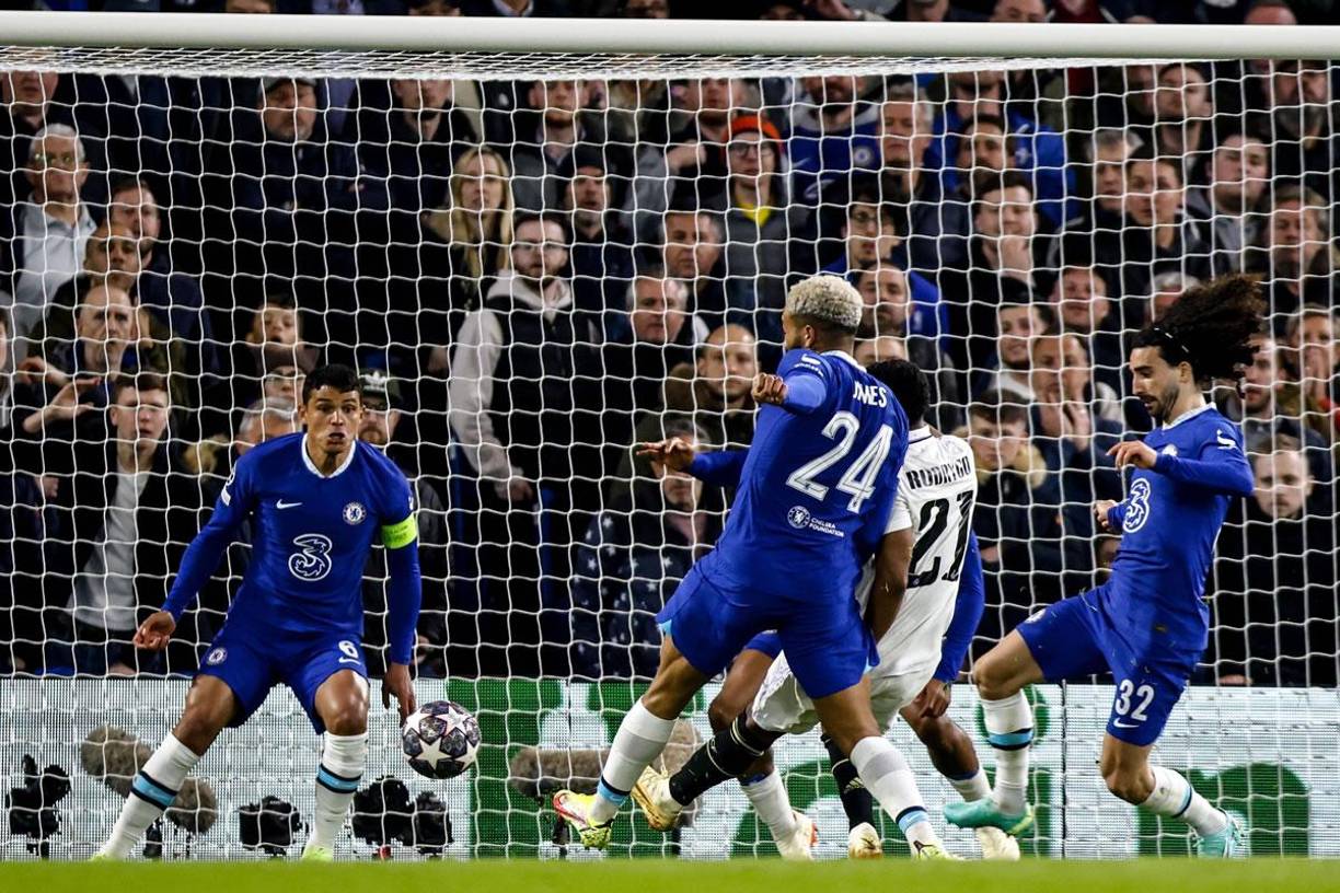 El delantero brasileño Rodrygo Goes al momento de marcar el primer gol del partido para el Real Madrid.