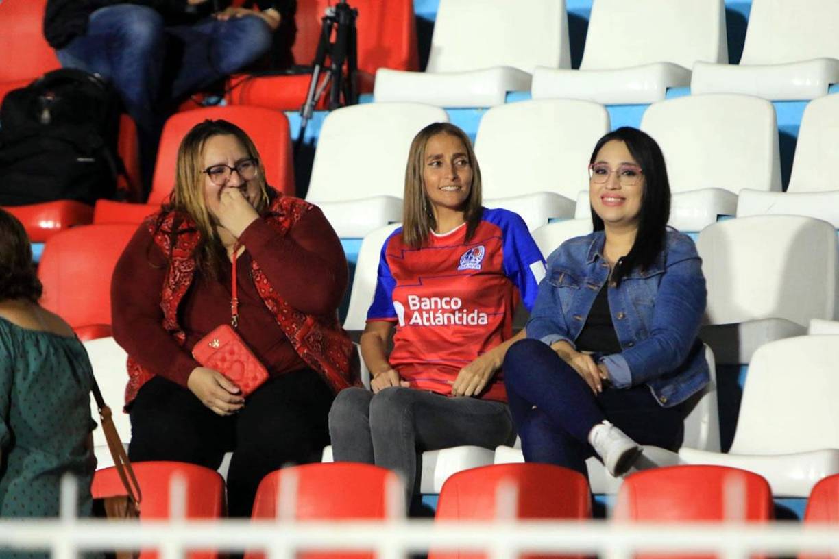 Ellas disfrutaron de una noche de fútbol en pleno Feriado Morazánico.