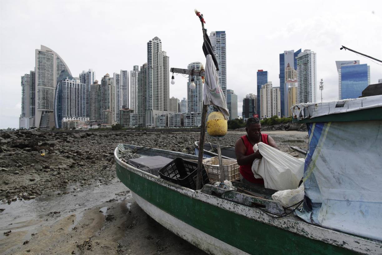 La pobreza marca a muchos en Centroamérica. Los índices generales se disparan en Honduras (73 %) y Guatemala (60 %), mientras que alcanza el 26,2 % en Costa Rica, el 22,8 % en El Salvador y el 12,3 % en Panamá, según datos oficiales y de organismos multilaterales.