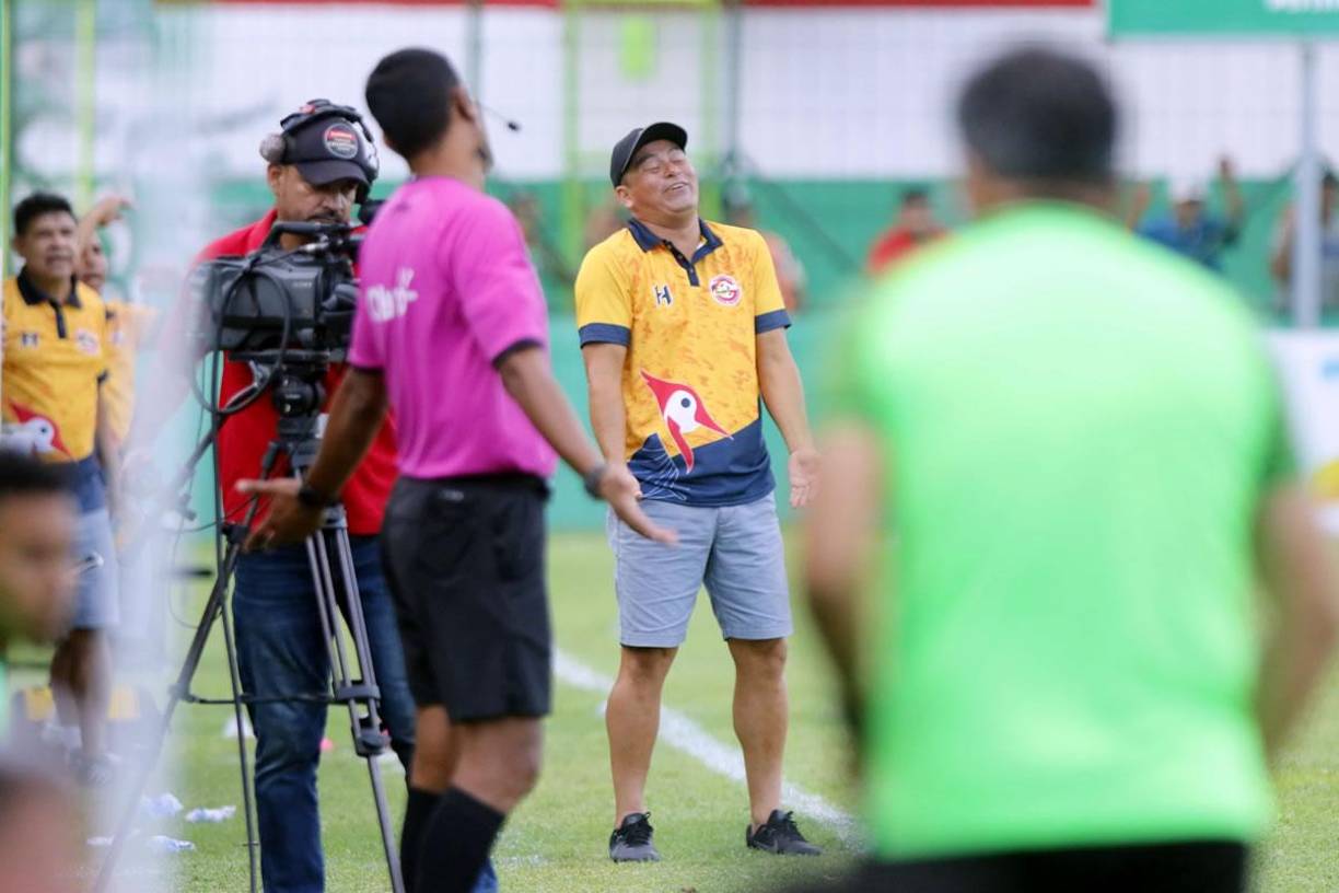 La frustración de Reynaldo Tilguath en la derrota del Génesis contra el Marathón.