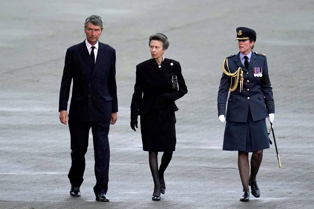 Ante la mirada de la princesa Ana, única hija de Isabel II, que acompañó a los restos mortales en el vuelo hacia Londres, así como de la primera ministra británica, Liz Truss, y el ministro de Defensa, Ben Wallace, el ataúd fue introducido en un vehículo Jaguar Land Rover fúnebre que se estrenaba para la ocasión. En su diseño participó personal de la Casa Real y fue consultada la propia reina.
