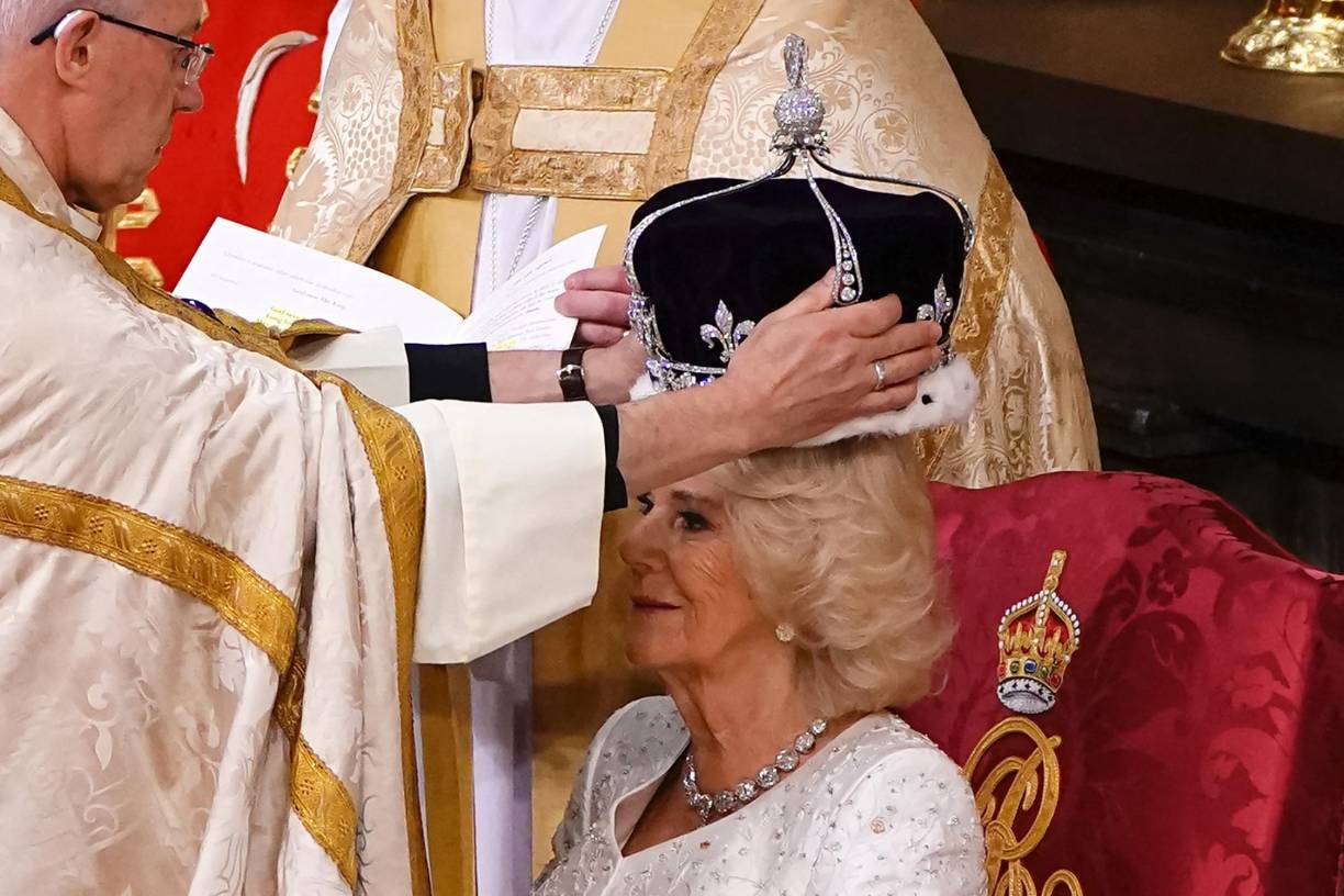La esposa de Carlos III ha sido coronada oficialmente tras ser ungida por el arzobispo de Canterbury Justin Welby en la abadía de Westminster, y ha recibido su insignias reales: el anillo, la vara y el cetro.