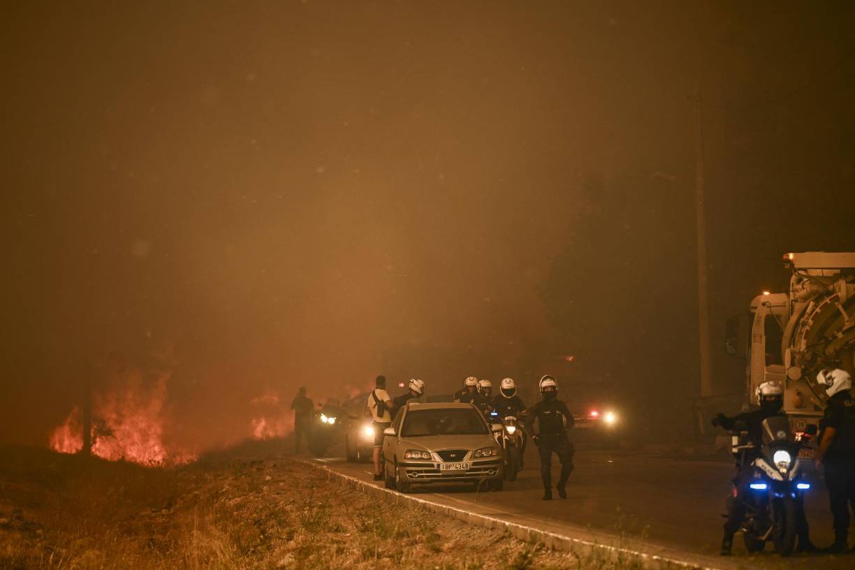 “<b>Grecia</b> sufre unos <b>incendios</b> de una escala sin precedentes y en situaciones así resulta vital la ayuda de la Unión Europea”, dijo Janez Lenarcic, el comisario europeo de Gestión de Crisis.