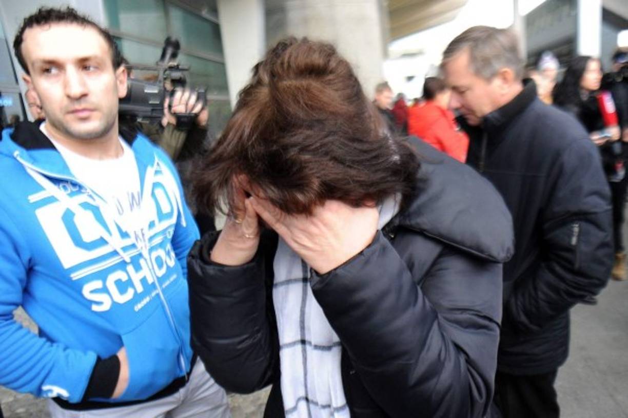 Poco a poco los familiares de las víctimas del accidente en Egipto fueron llegando al aeropuerto Pulkovo en Rusia tras enterarse de la tragedia.