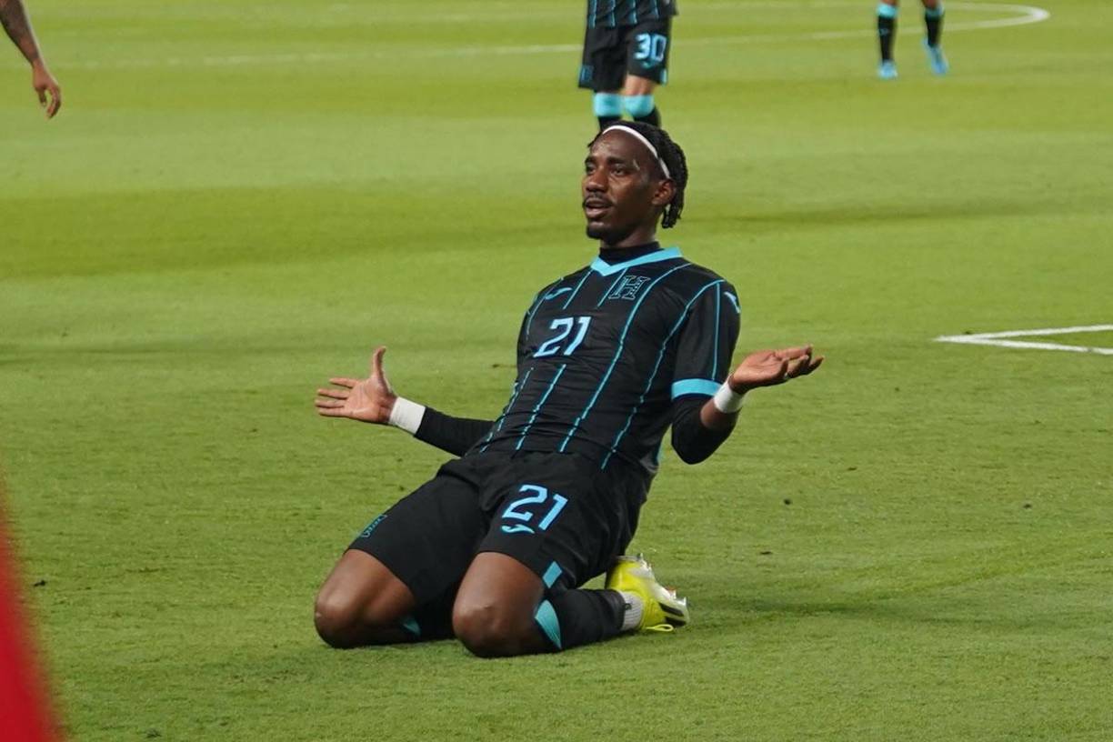 DELANTERO - En el eje de ataque aparece Bryan Róchez, el único legionario europeo que tiene permiso de seguir trabajando con la Selección de Honduras. Será el punta ante Ecuador.