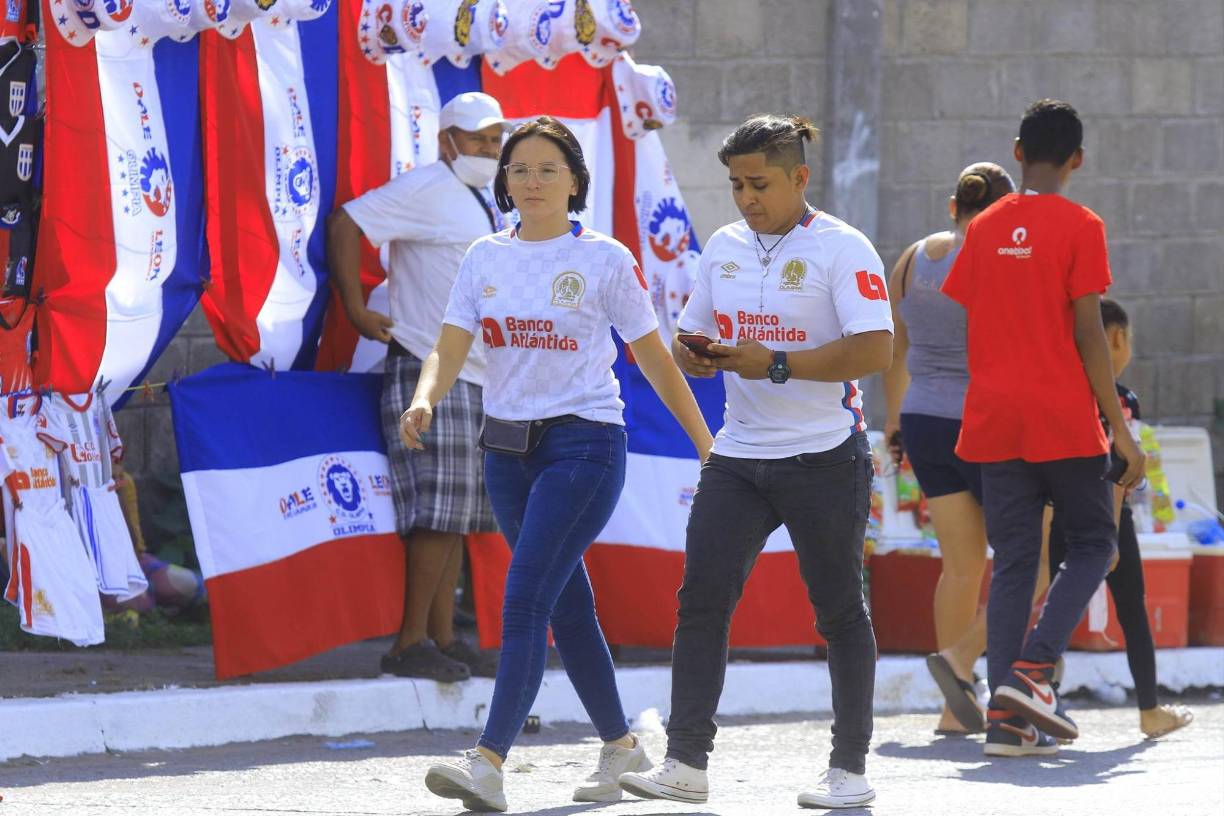 Y otros llegaron identificados con sus camisetas del Olimpia.