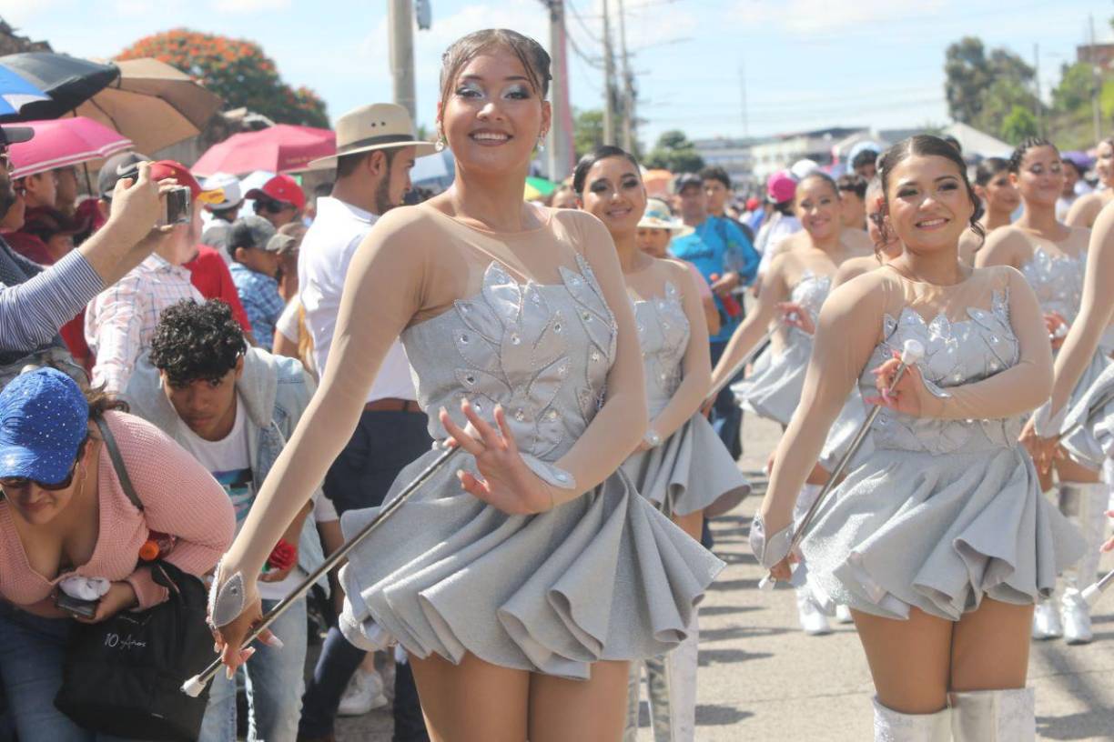 Los trajes de las palillonas del Central Vicente Cáceres son un de color uniforme gris pálido. 