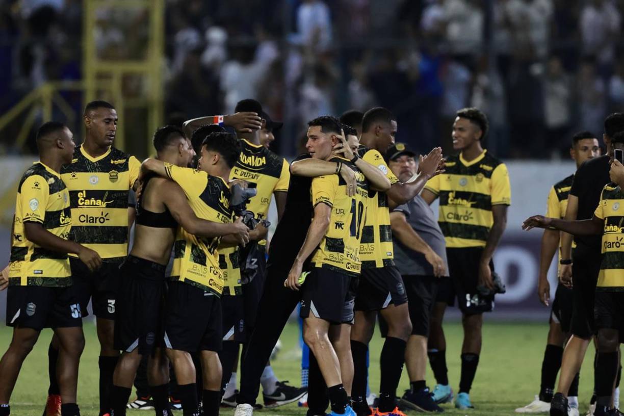 Los jugadores del Real España celebraron el triunfo y felicitaron a Brayan Moya por su tercer gol consecutivo.