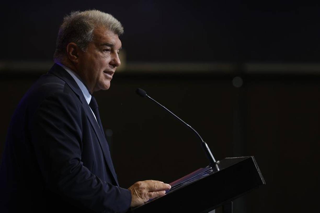 Laporta confirmó que ha estado en contacto con Messi y no descarta su regreso al Barcelona: “He hablado con Leo para, de alguna forma, reconducir una situación que se produjo donde tuve que poner la institución por encima de todo, incluso de él. Fue una conversación muy cariñosa y agradable, nos hemos mandado mensajes últimamente”.