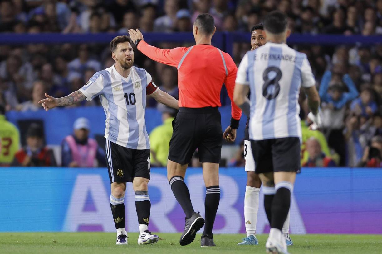 Messi reacciona a una decisión arbitral.