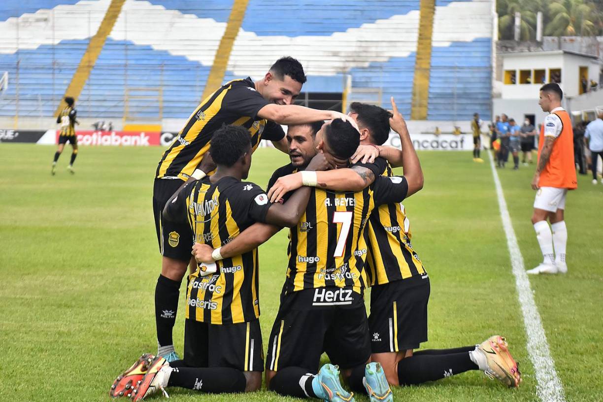El festejo de los jugadores del Real España tras el gol de José Alejandro Reyes.