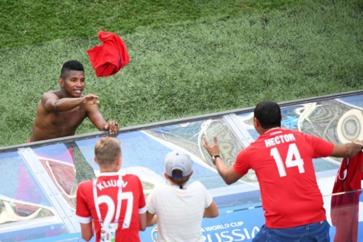 El defensa panameño Fidel Escobar le lanza su camiseta a un aficionados.