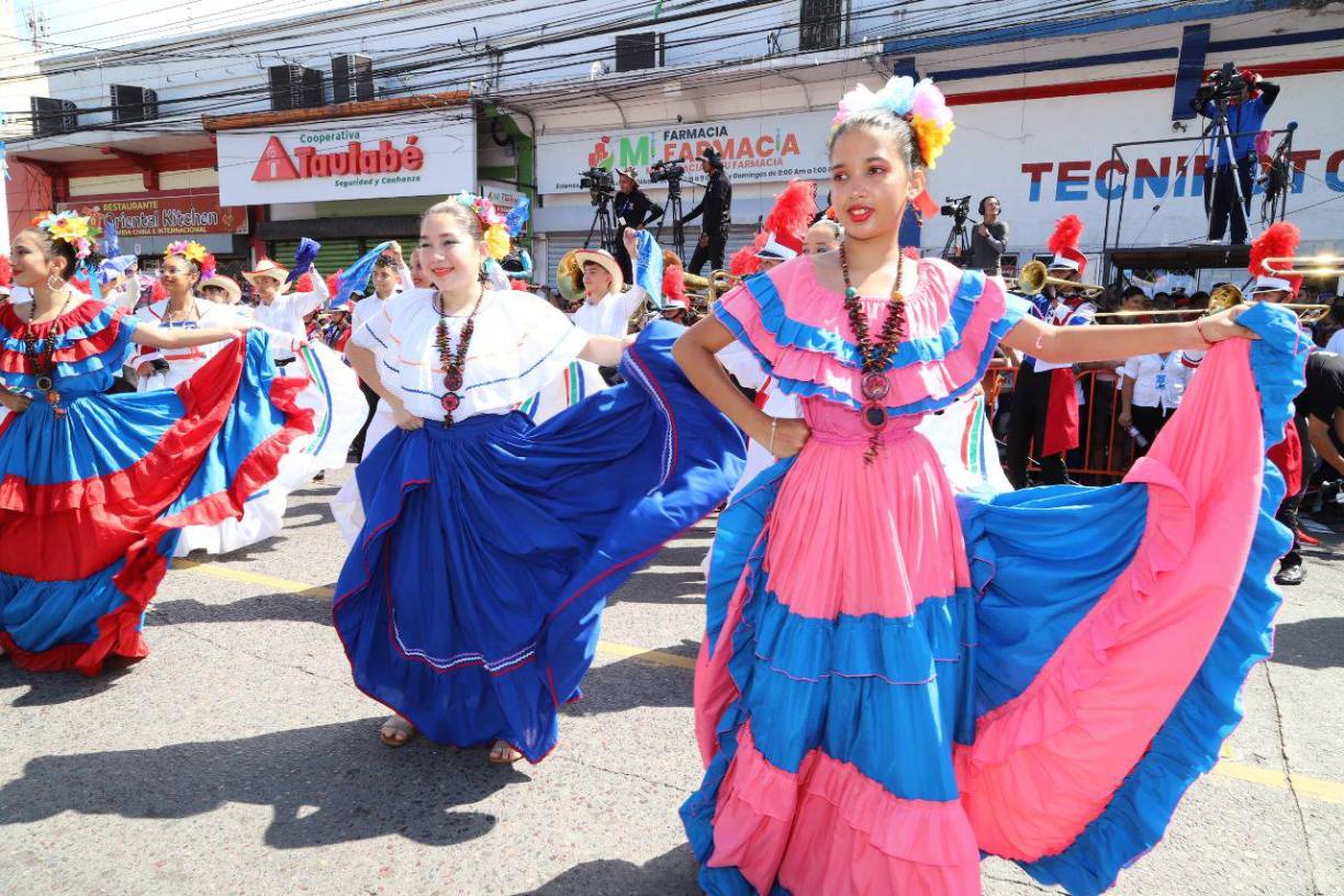 Fervor y amor patrio en los desfiles de La Ceiba