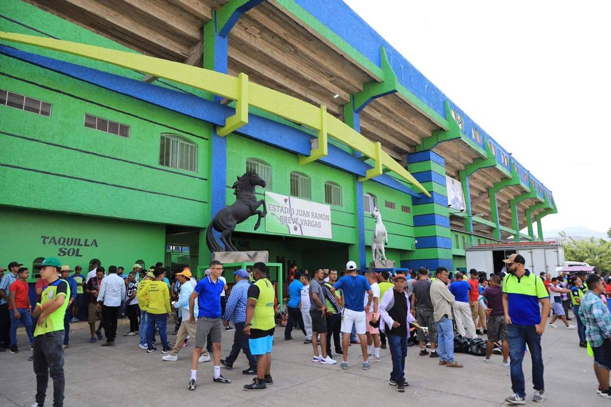 En medio de un gran ambiente se vivió la previa del partido en las afueras del estadio Juan Ramón Brevé Vargas de Juticalpa.