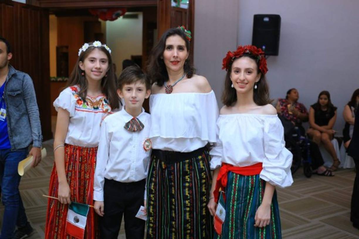 Andrea, Ricardo, Claudia y Claudia Paz.