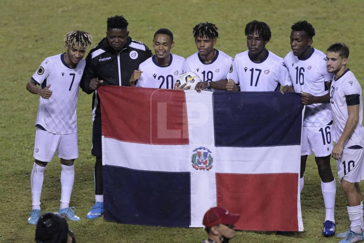 La bandera de República Dominicana no podía faltar y los jugadores posaron orgullosamente con ella.