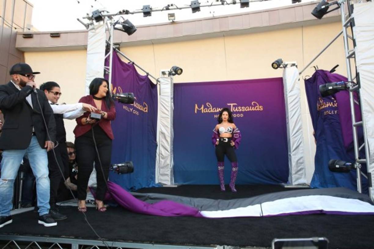 Su viudo explicó que al ver la figura de cera de Selena se le fue el aliento y que esta inauguración supone además un motivo de orgullo por lo logrado por su mujer.