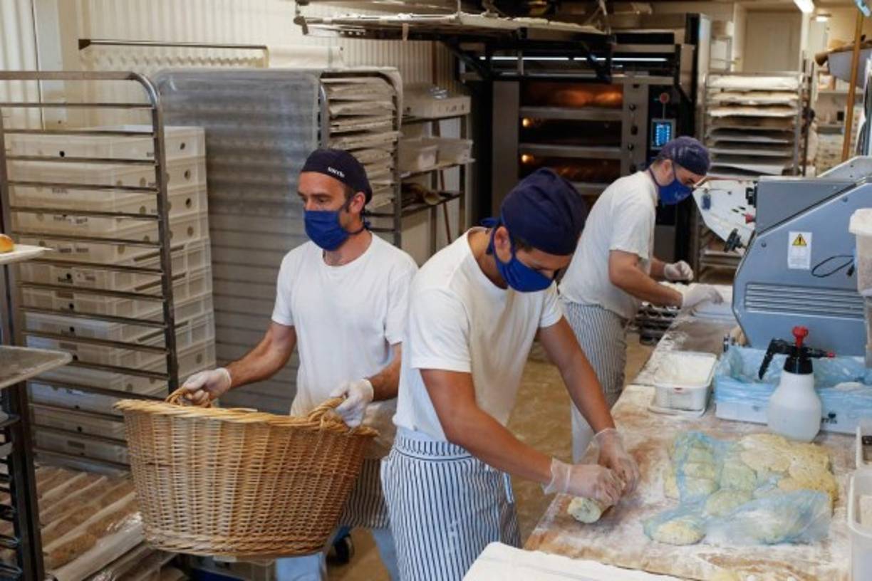 Tras dos semanas paralizadas por orden del Gobierno para frenar el coronavirus, algunas regiones, entre ellas Cataluña, advirtieron de los riesgos de que millones de empleados vuelvan ya al trabajo.