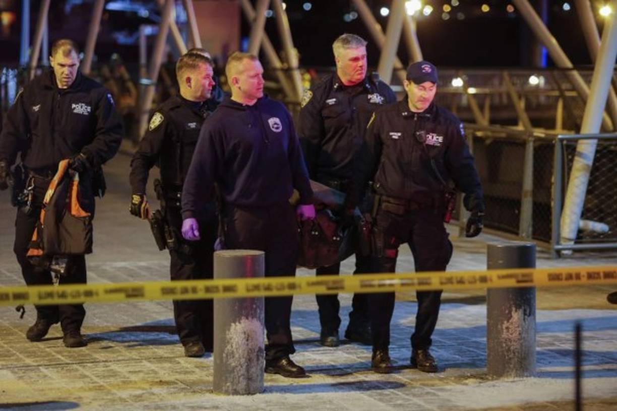 Desafiando fuertes corrientes y bajas temperaturas, un equipo de rescatistas y buzos llegó rápidamente al lugar del accidente y consiguió liberar a los pasajeros tras cortar sus ajustados cinturones, pero dos de ellos fueron declarados muertos y los otros tres trasladados al hospital en condiciones críticas, añadió Nigro.