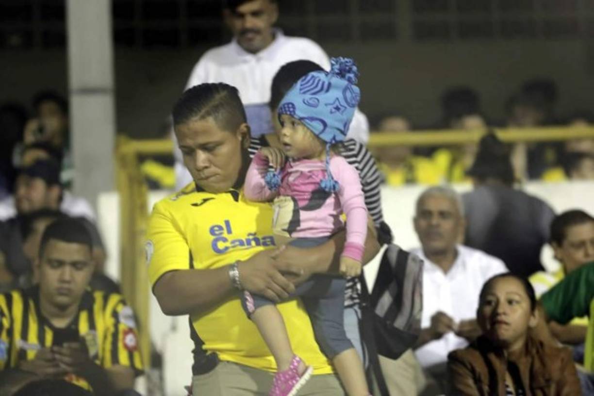 Un padre de familia con su pequeña en brazos apoyando al Real España.