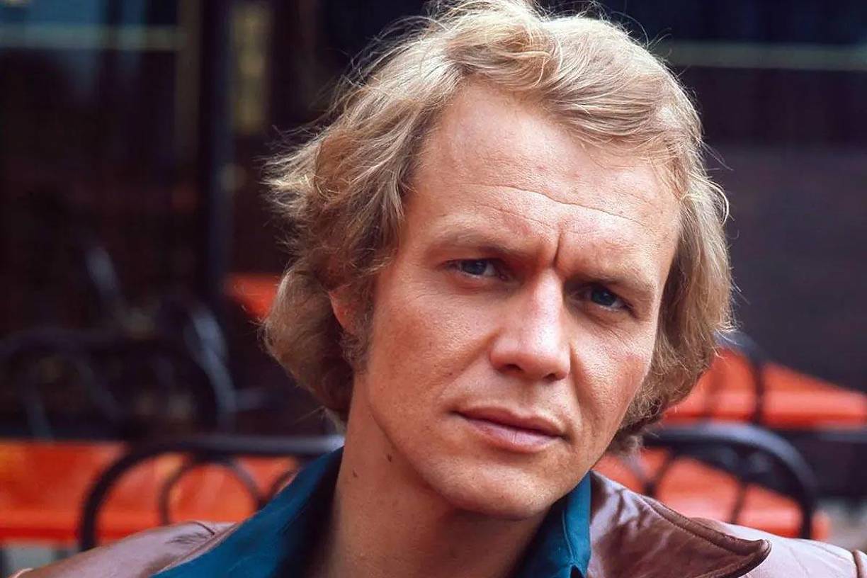 David Soul (4 de enero de 2024): David Soul, actor y cantante de Estados Unidos, conocido por su personaje como el detective Kenneth ‘Hutch’ Hutchinson en la serie televisiva “Starsky &amp; Hutch” de la década de 1970. Además de su trayectoria como actor, logró éxito como cantante con varios éxitos en las listas de éxitos.