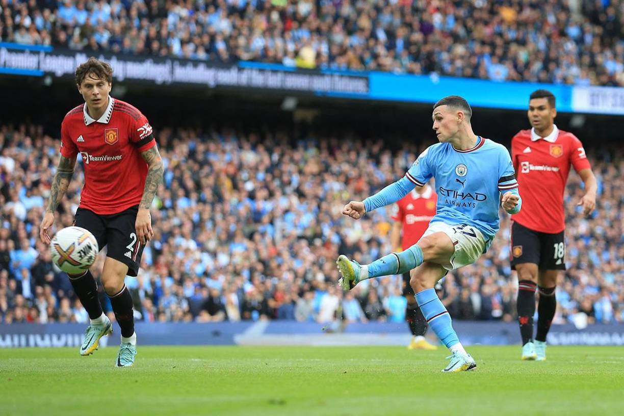 Phil Foden abrió la cuenta para el Manchester City y también fue anotador de un hat-trick contra el United.