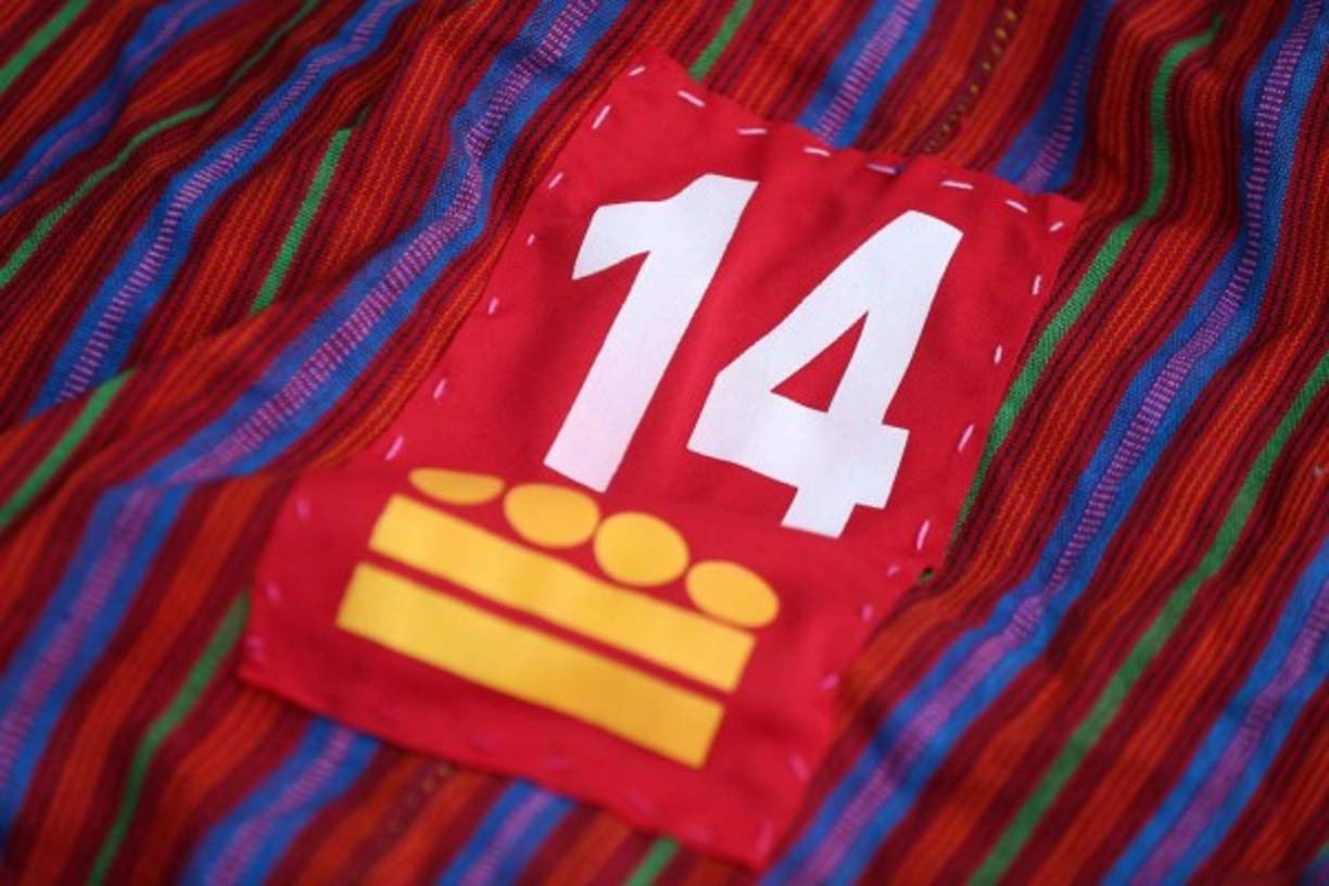 El 'kutin' -la camisa-, con colores bordados en el cuello y en las mangas, representa la naturaleza que rodea a la región. Los cuatro colores principales representan el fuego, la tierra, el aire y el agua, los elementos vitales de la cosmovisión maya.